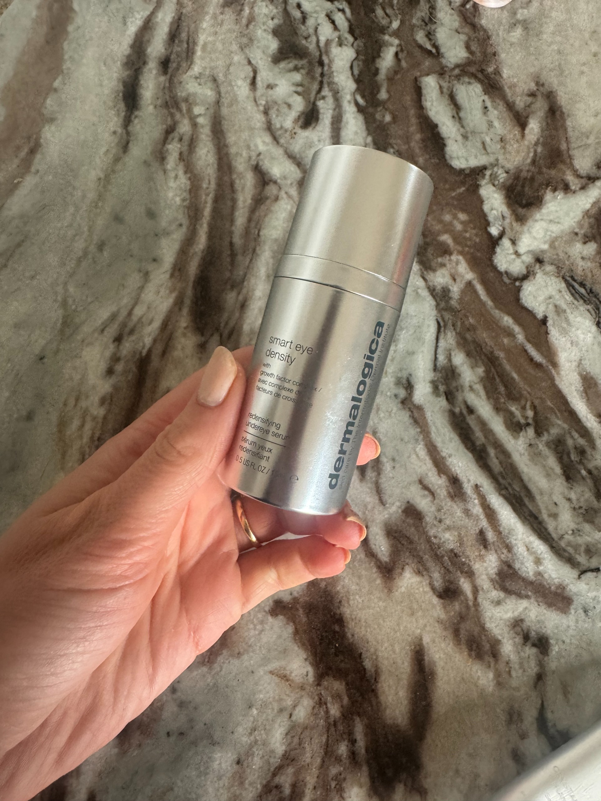 艾莉諾拿著 Dermalogica Smart Eye Density 眼霜