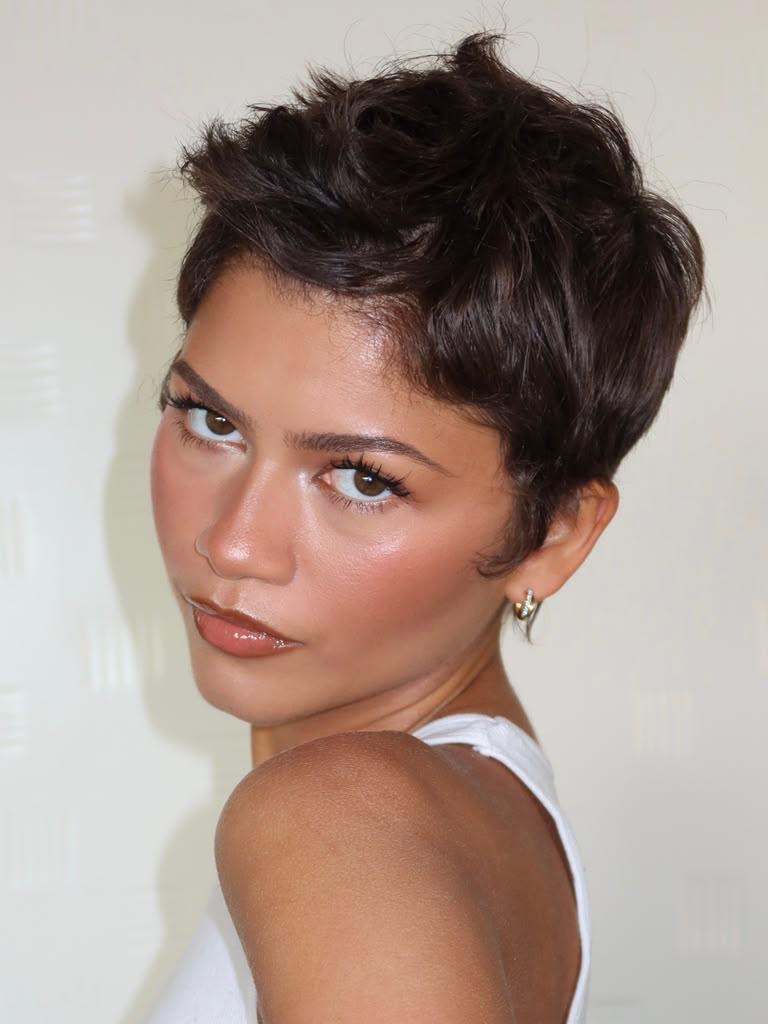 Zendaya 在巴黎舉辦的 Louis Vuitton 27 春夏時裝秀前身著全新短版精靈髮型