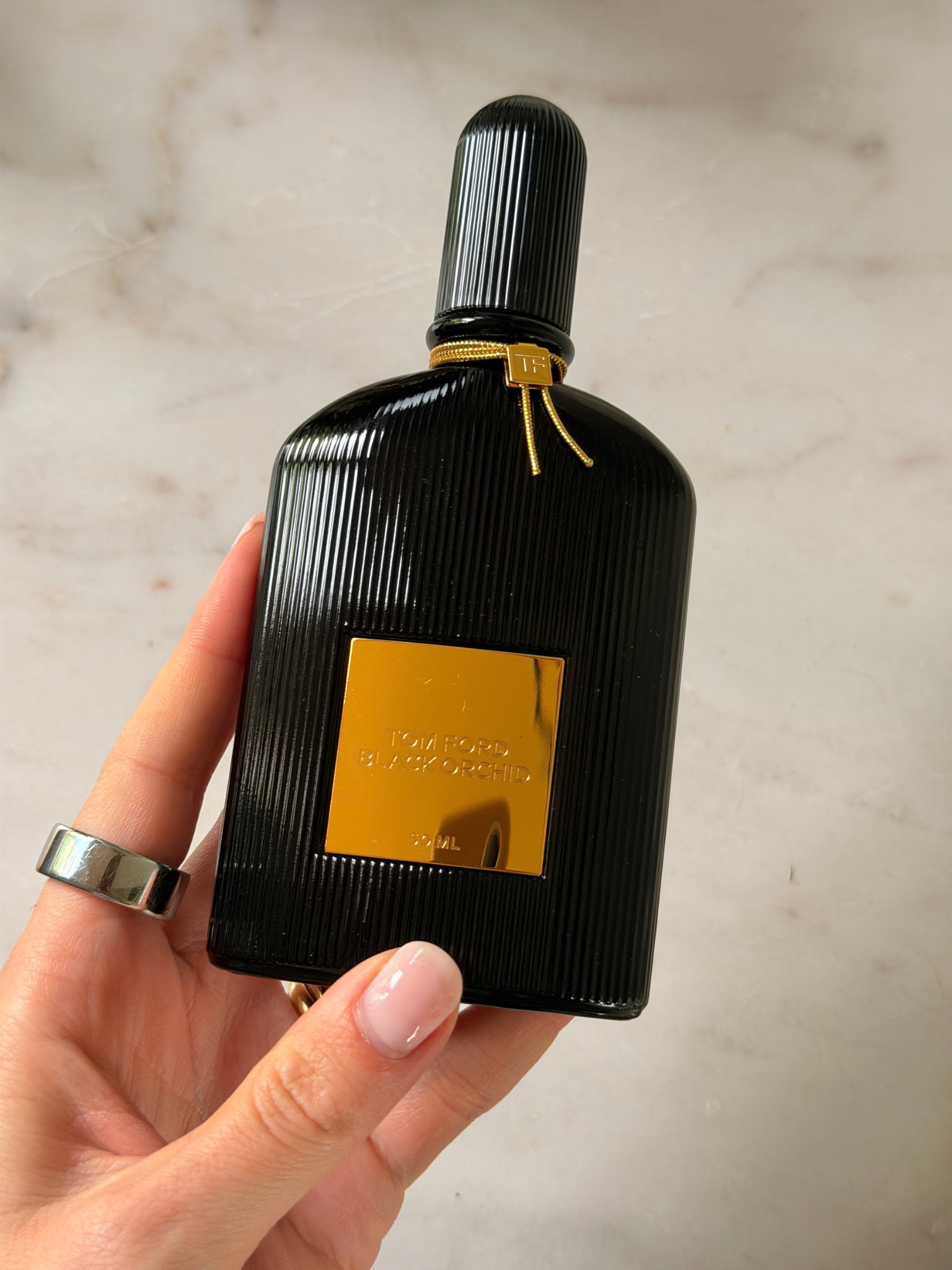 自由美容編輯 Grace Day 拿著一瓶 Tom Ford Black Orchid