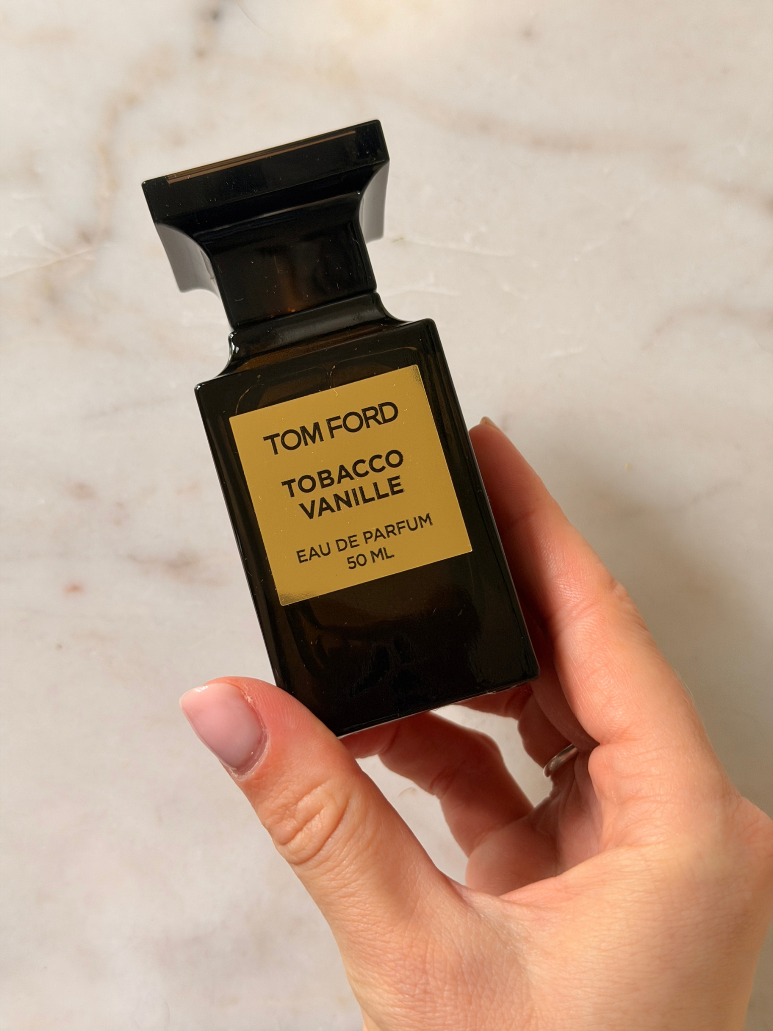 自由美容編輯 Grace Day 拿著一瓶 Tom Ford 煙草香草