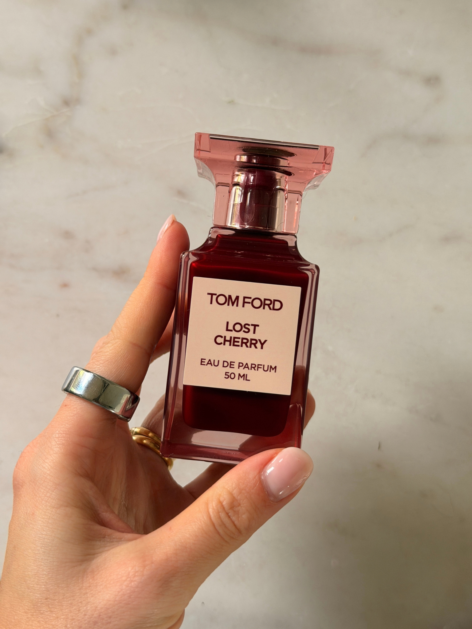 自由美容編輯 Grace Day 拿著一瓶 Tom Ford Lost Cherry