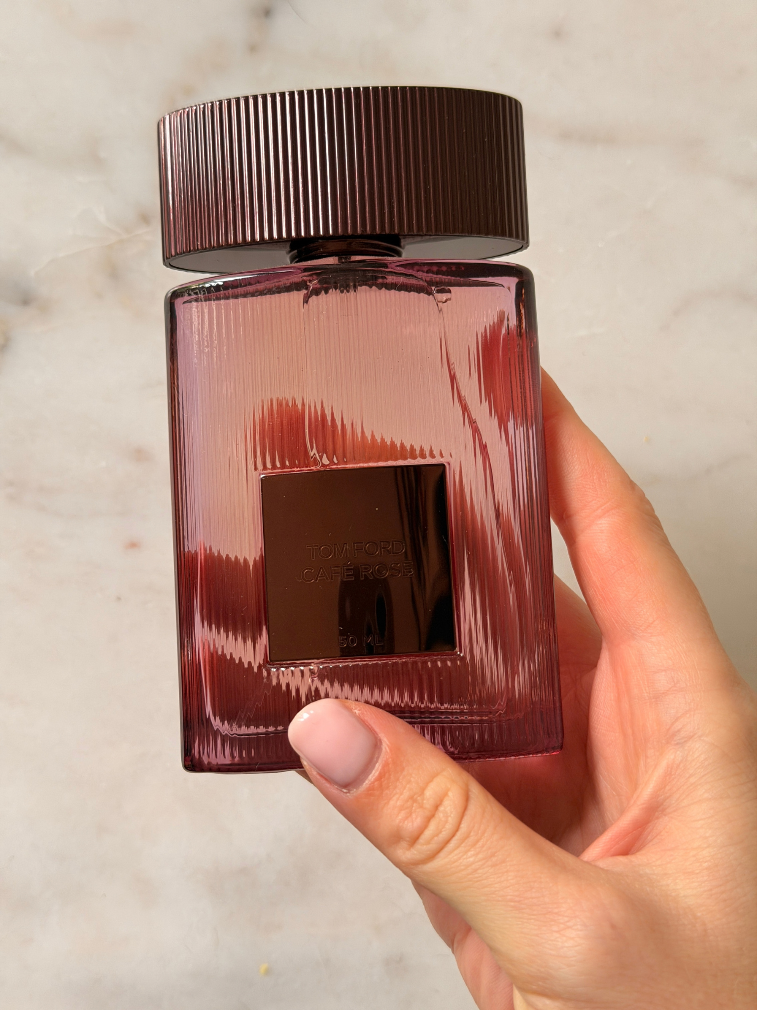 自由美容編輯 Grace Day 拿著一瓶 Tom Ford Cafe Rose