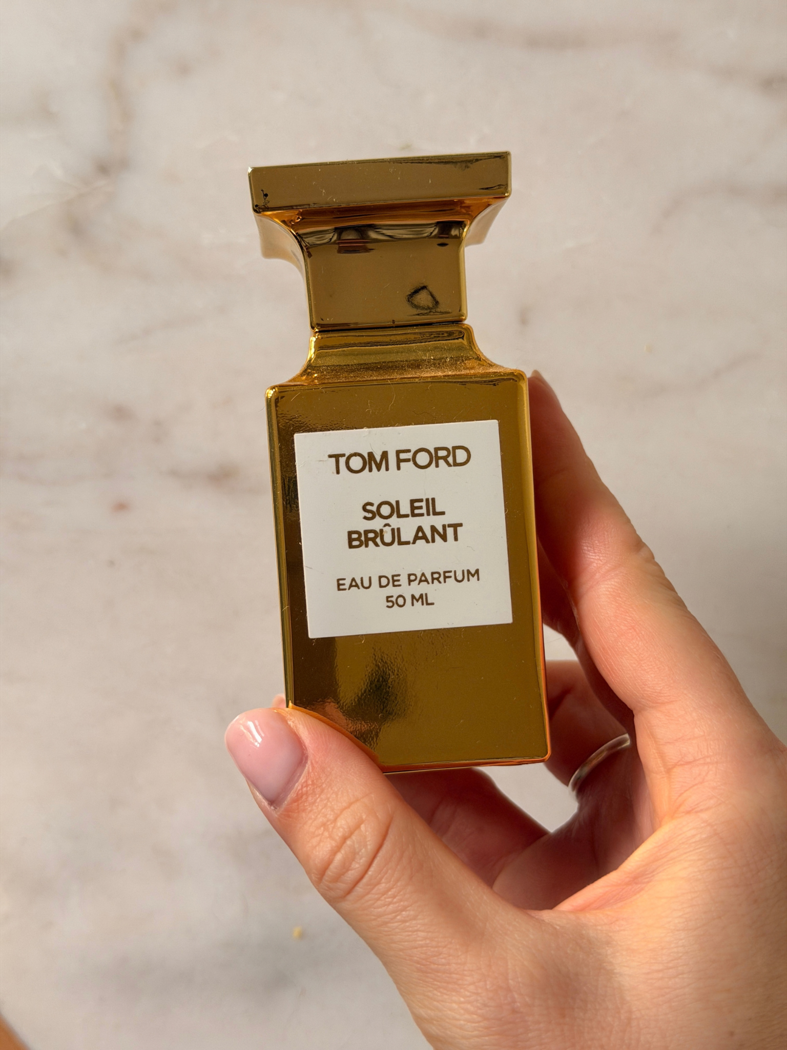自由美容編輯 Grace Day 拿著一瓶 Tom Ford Soleil Brulant
