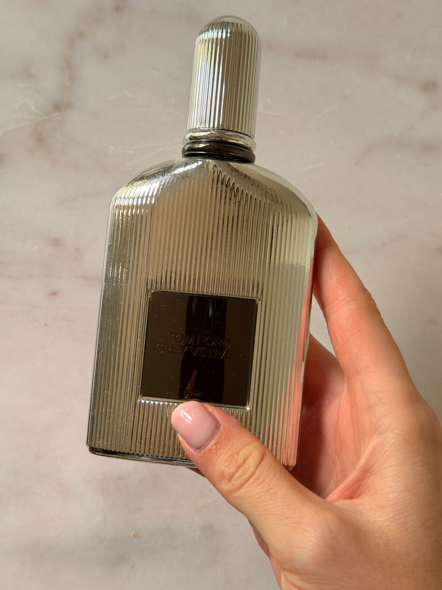 自由美容編輯 Grace Day 拿著一瓶 Tom Ford Grey Vetiver