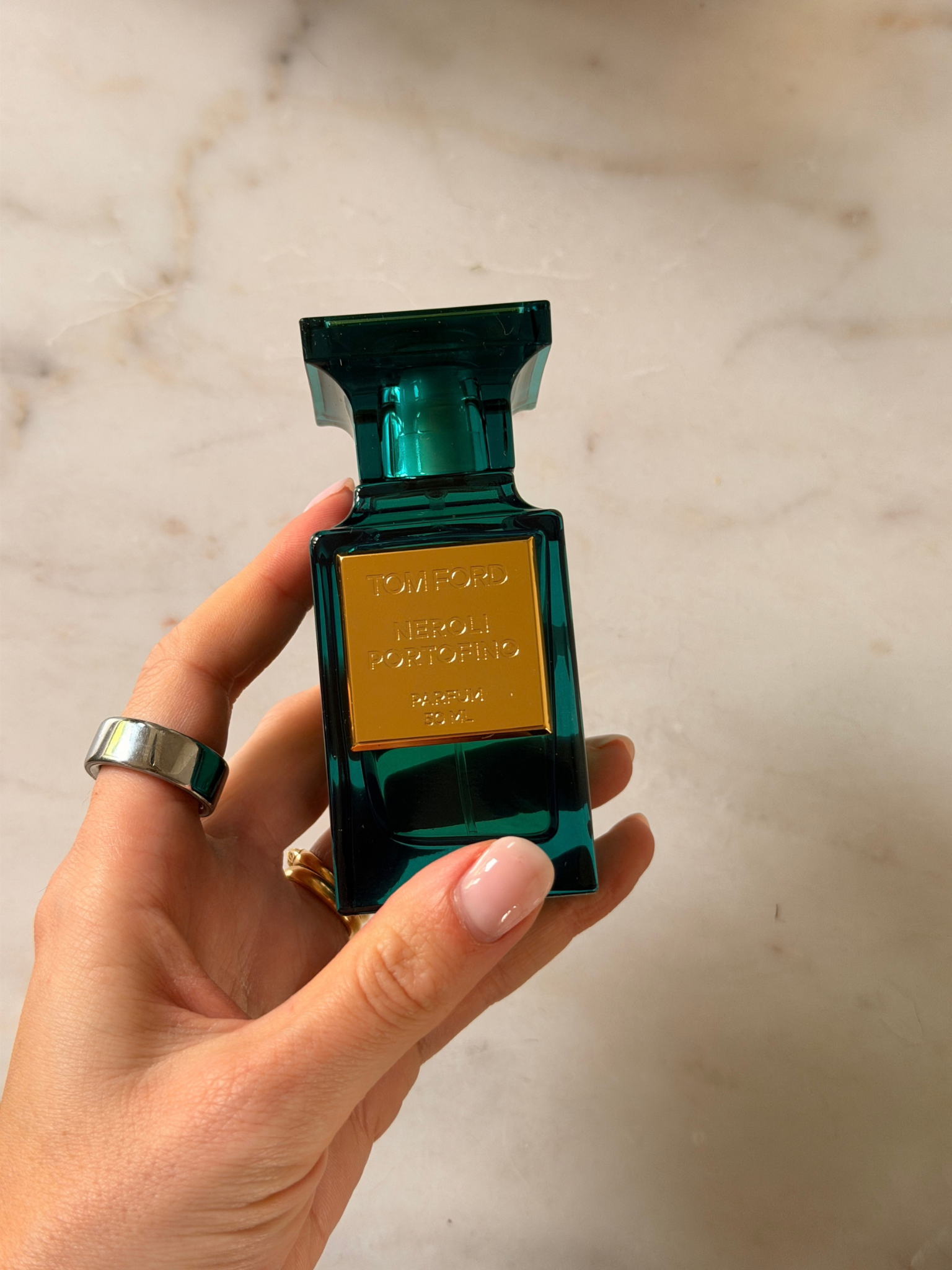 自由美容編輯 Grace Day 拿著一瓶 Tom Ford Neroli Portofino