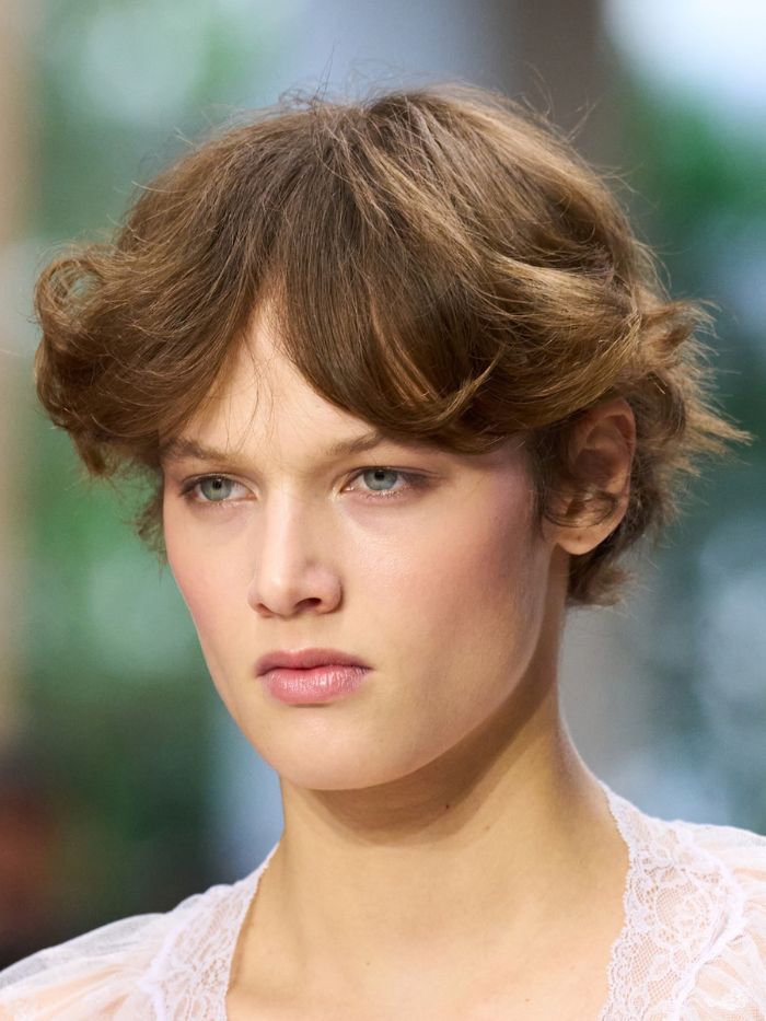 模特兒穿著春夏 27 Chloé 走在秀場上展示