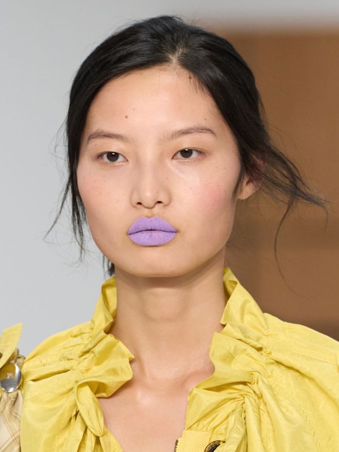 模特兒塗著紫色口紅在 Burberry 27 春夏秀場上走秀