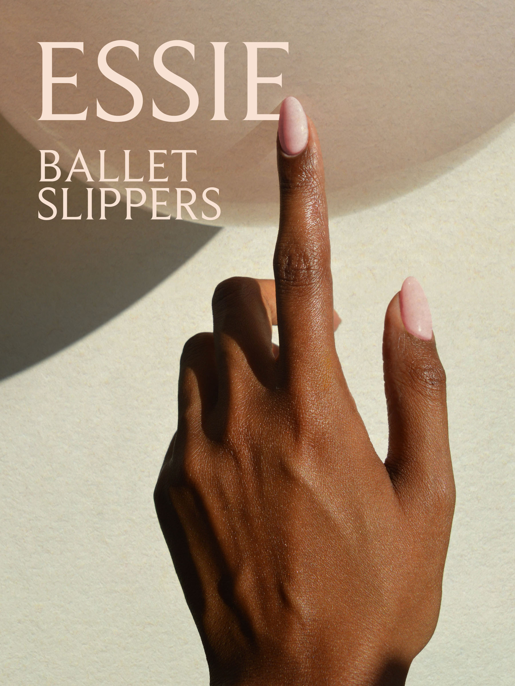芭蕾舞鞋中的 Essie 指甲油
