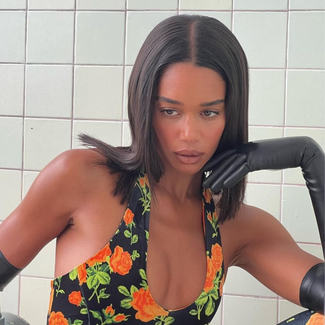 勞拉·哈里爾 (Laura Harrier) 留著長至鎖骨的髮型。