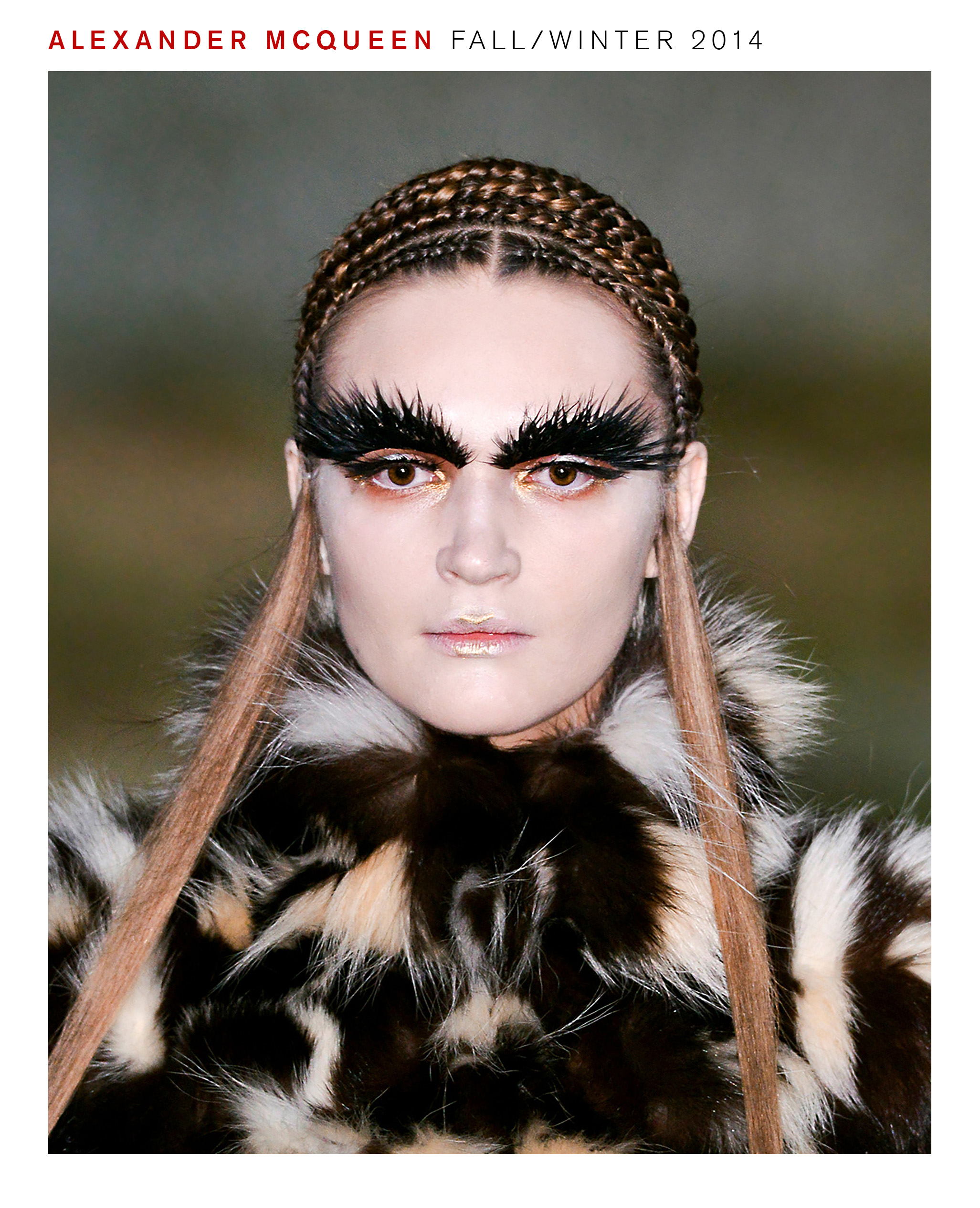 模特兒在 Alexander McQueen 2014 秋冬秀場上使用 Pat McGrath 妝容。