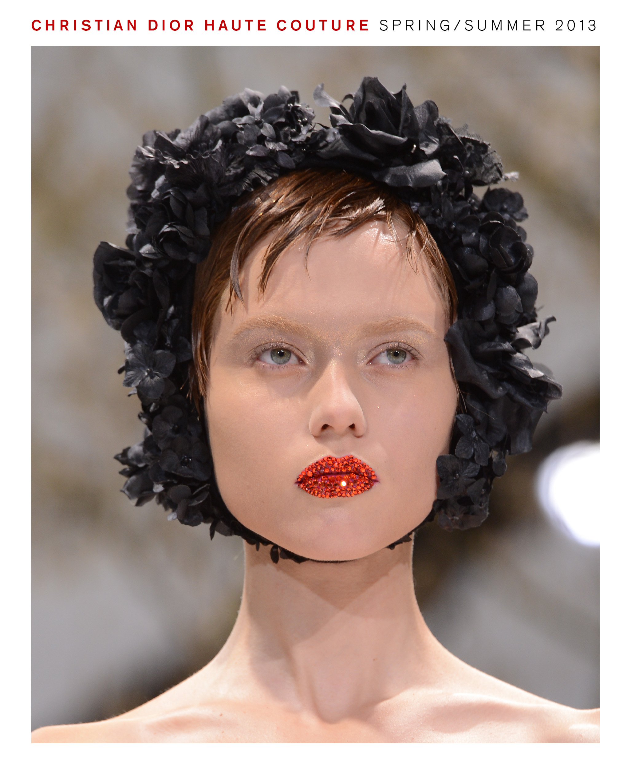 模特兒在 Christian Dior 2013 春夏高級訂製時裝秀上使用 Pat McGrath 妝容。