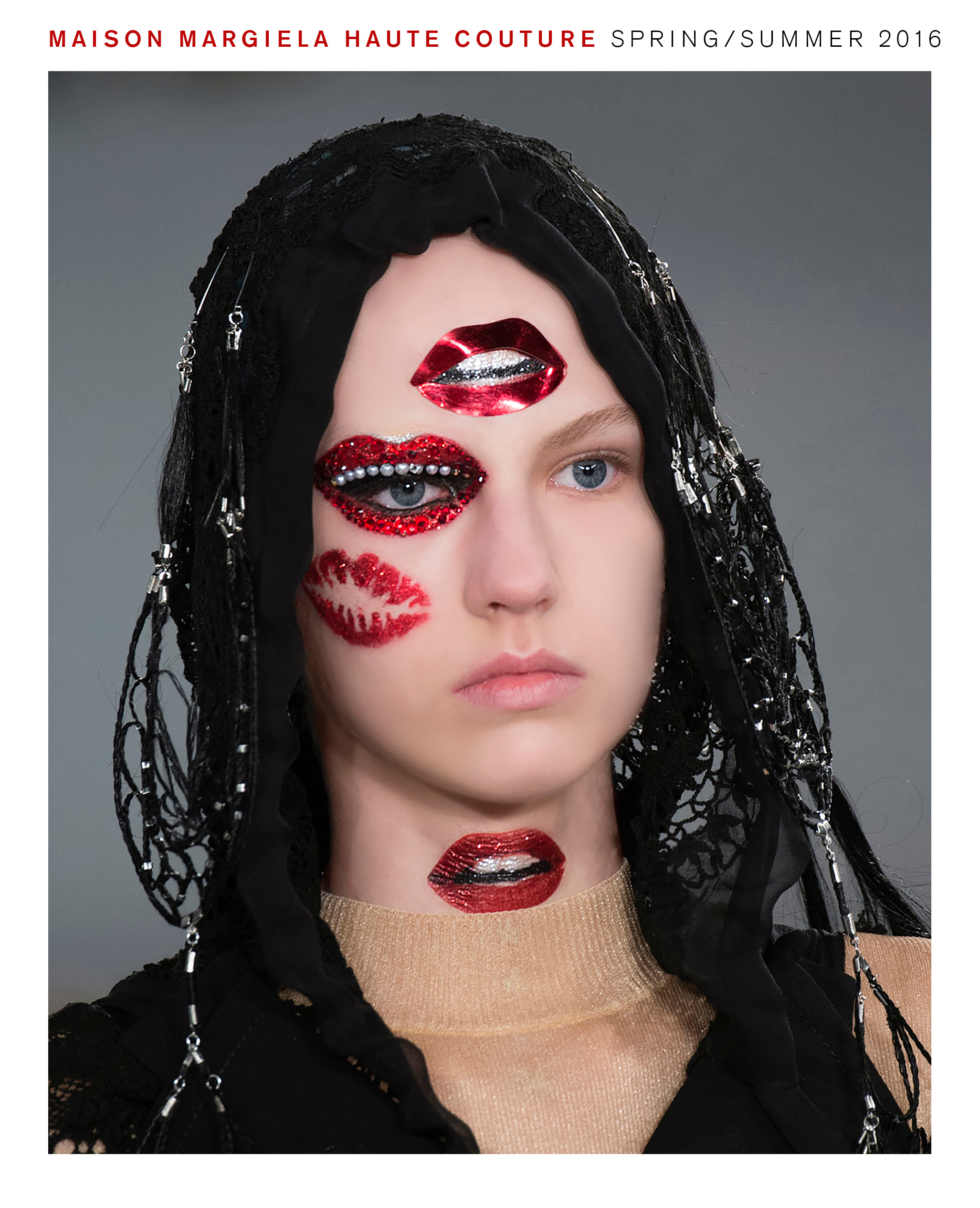 模特兒在 Maison Margiela 2016 春夏高級訂製時裝秀上使用 Pat McGrath 妝容。
