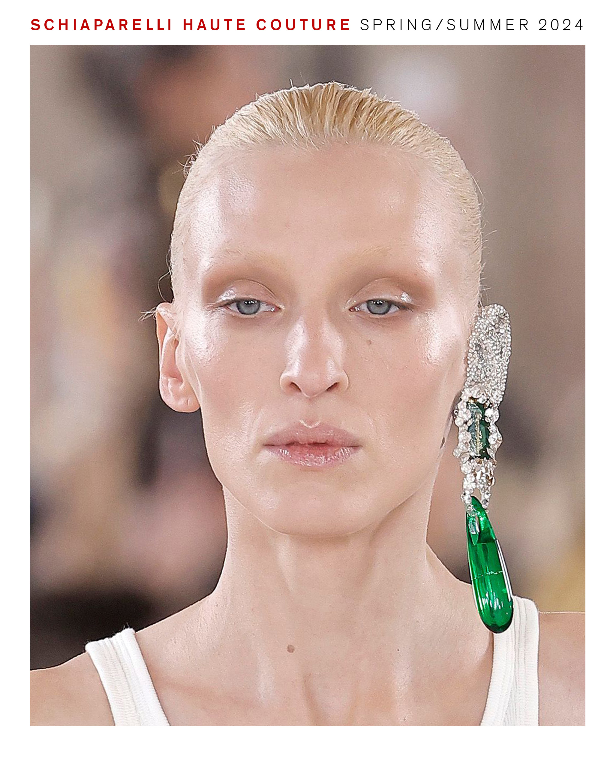 模特兒在 Schiaparelli 2024 春夏高級訂製時裝秀上使用 Pat McGrath 妝容。