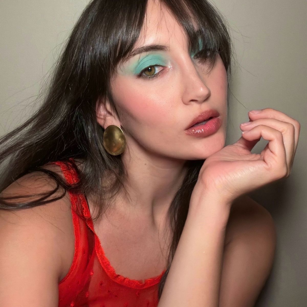 WWW 美容副編輯 Alyssa Brascia 化著極繁主義妝容。