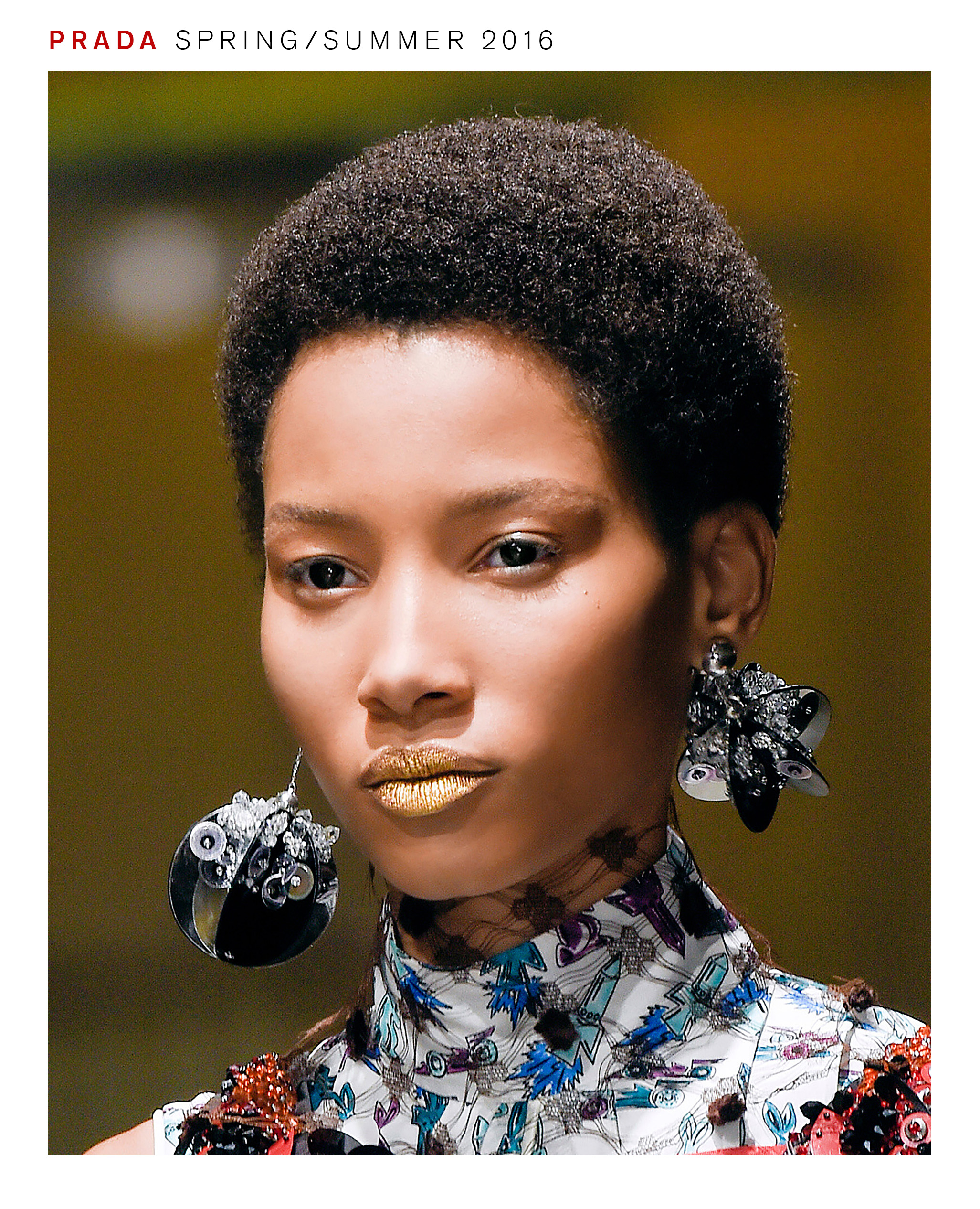 模特兒在 Prada 2016 春夏秀場上使用 Pat McGrath 妝容。