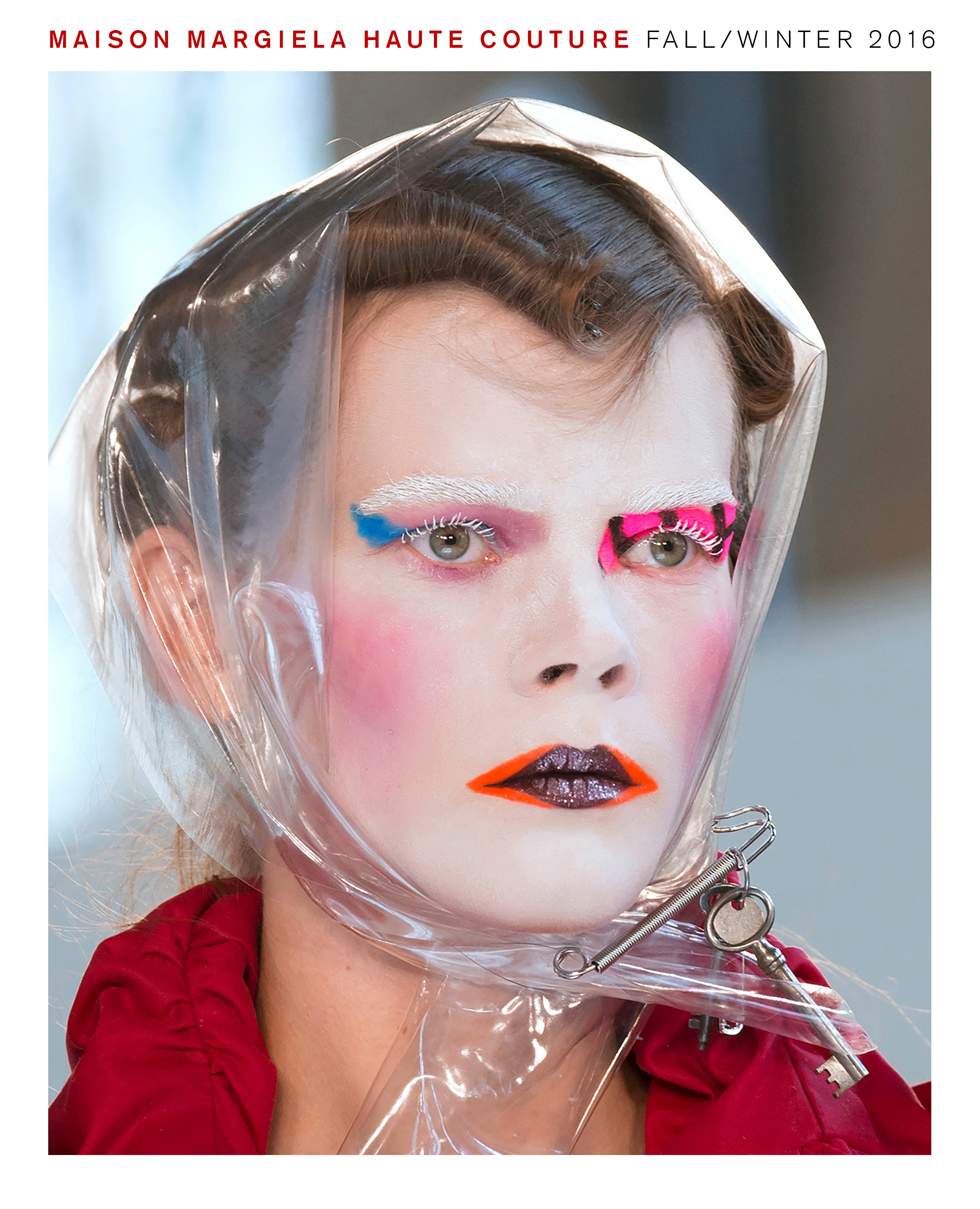 模特兒在 Maison Margiela 2016 秋冬高級訂製時裝秀上使用 Pat McGrath 妝容。