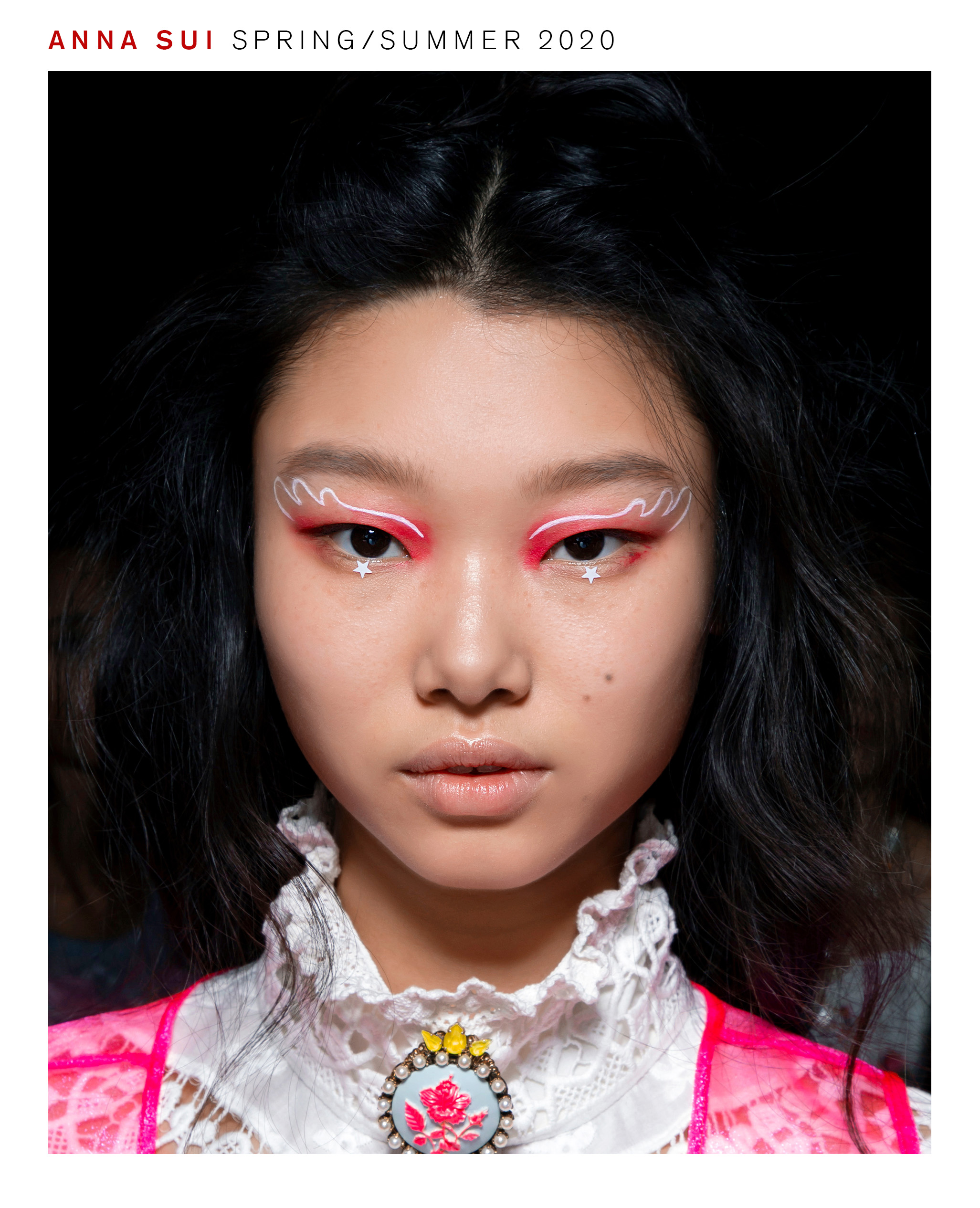 模特兒在 Anna Sui 2020 春夏秀場上使用 Pat McGrath 妝容。