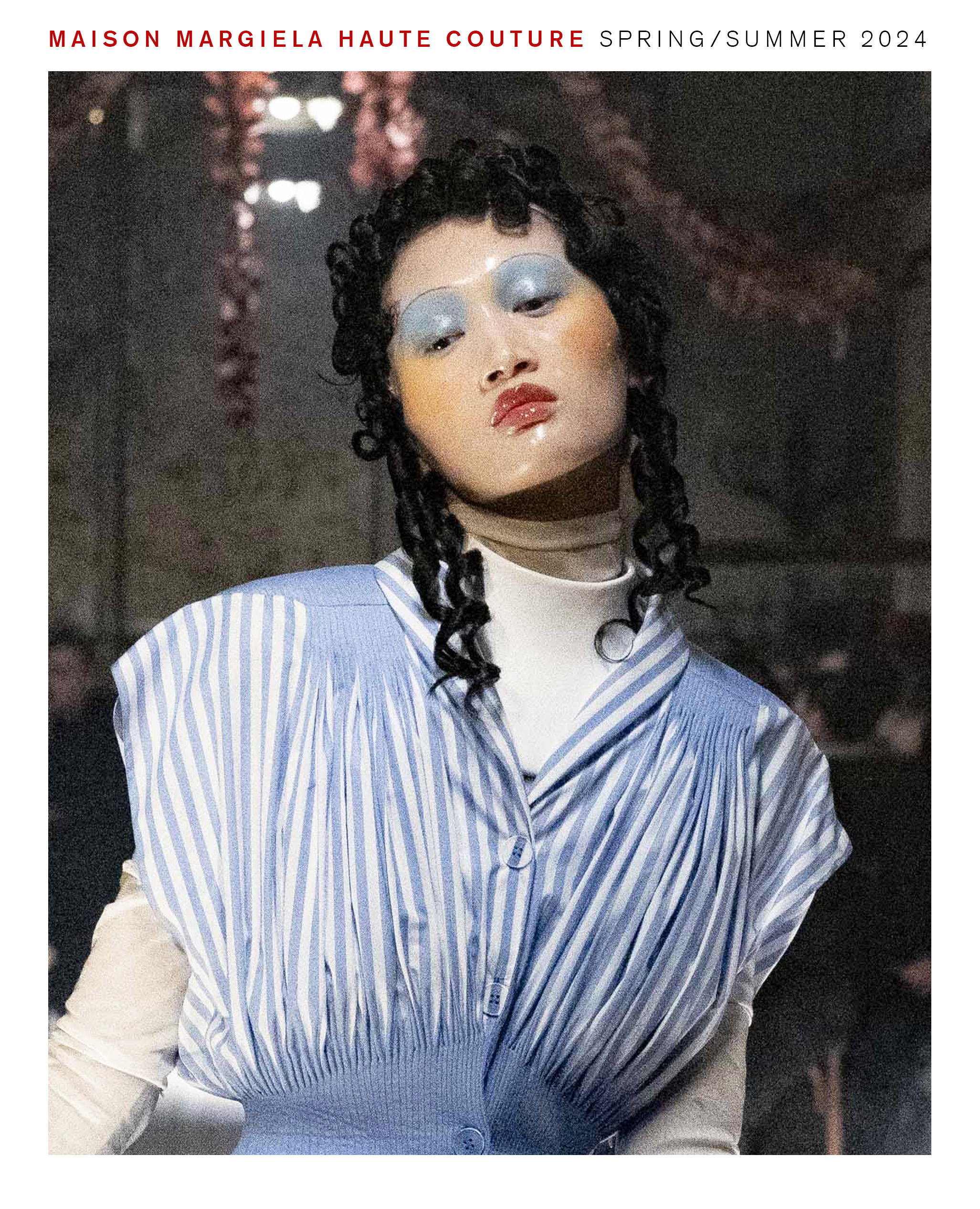 模特兒在 Maison Margiela 2024 年春夏高級時裝秀上使用 Pat McGrath 妝容。