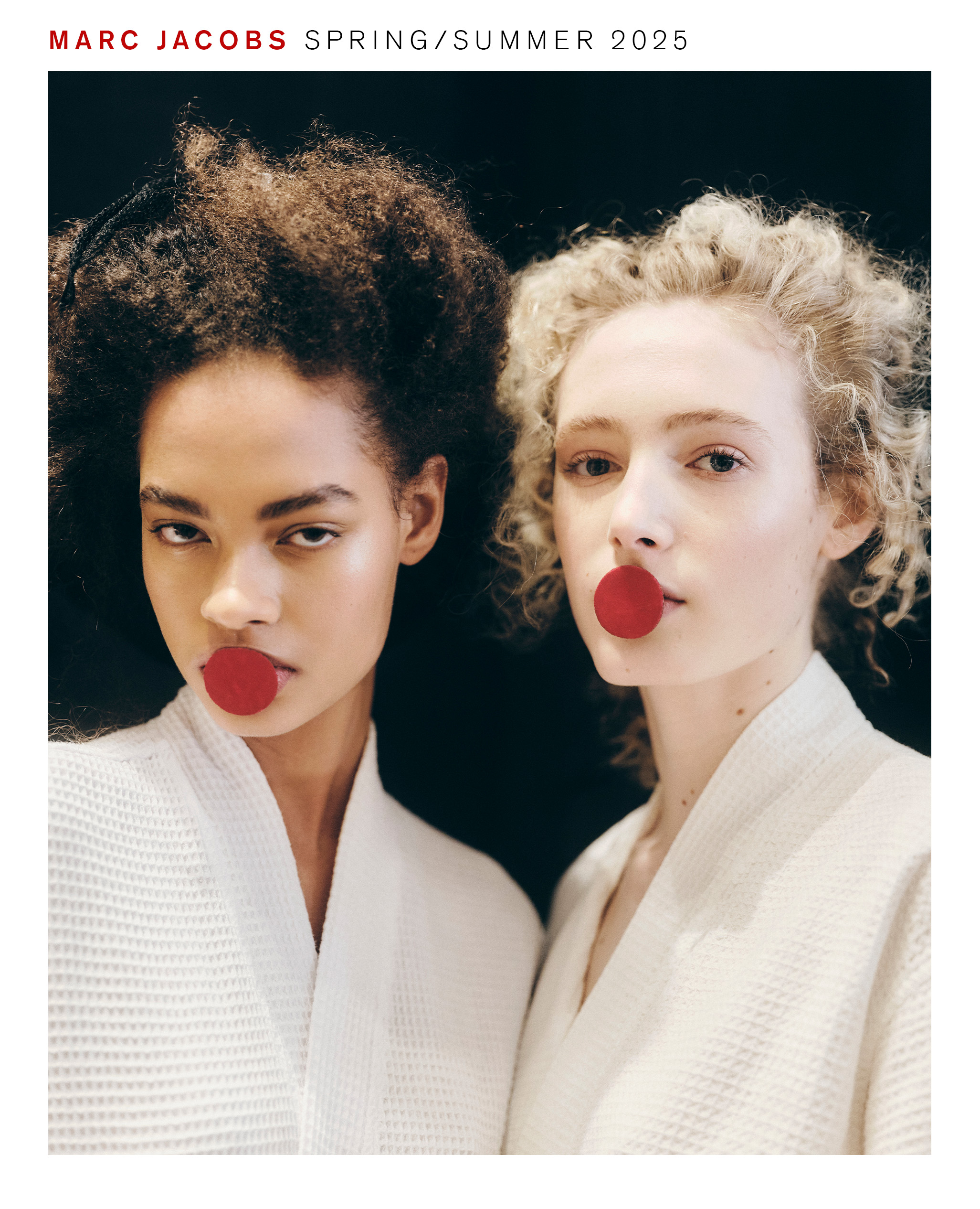模特兒在 Marc Jacobs 2025 年春夏秀場上使用 Pat McGrath 妝容。