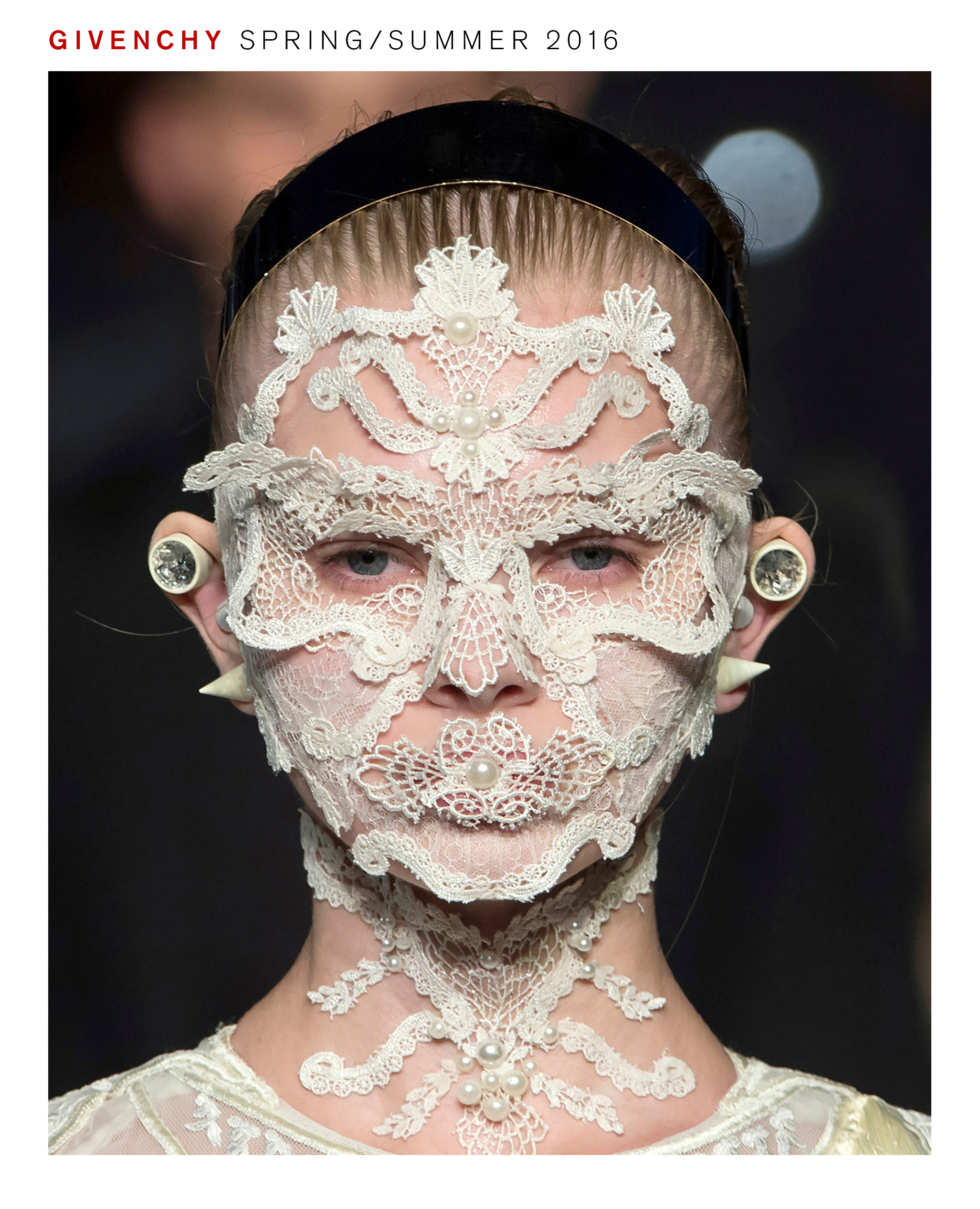 模特兒在 Givenchy 2016 春夏秀場上使用 Pat McGrath 妝容。
