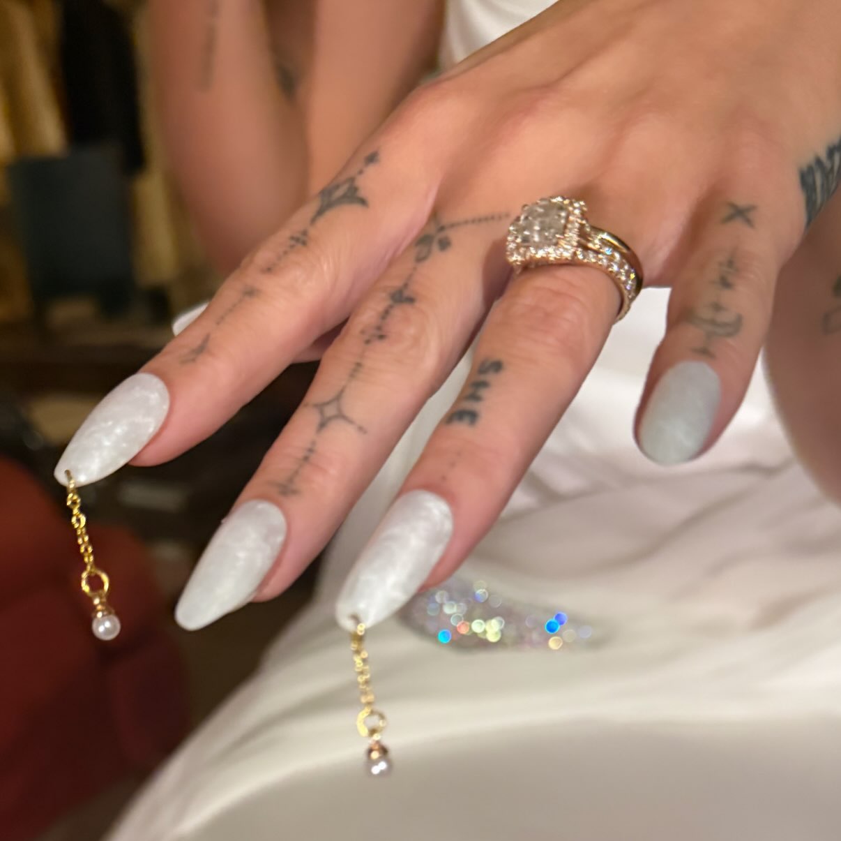 多夫·卡梅倫 (Dove Cameron) 的大理石派對後婚禮美甲。