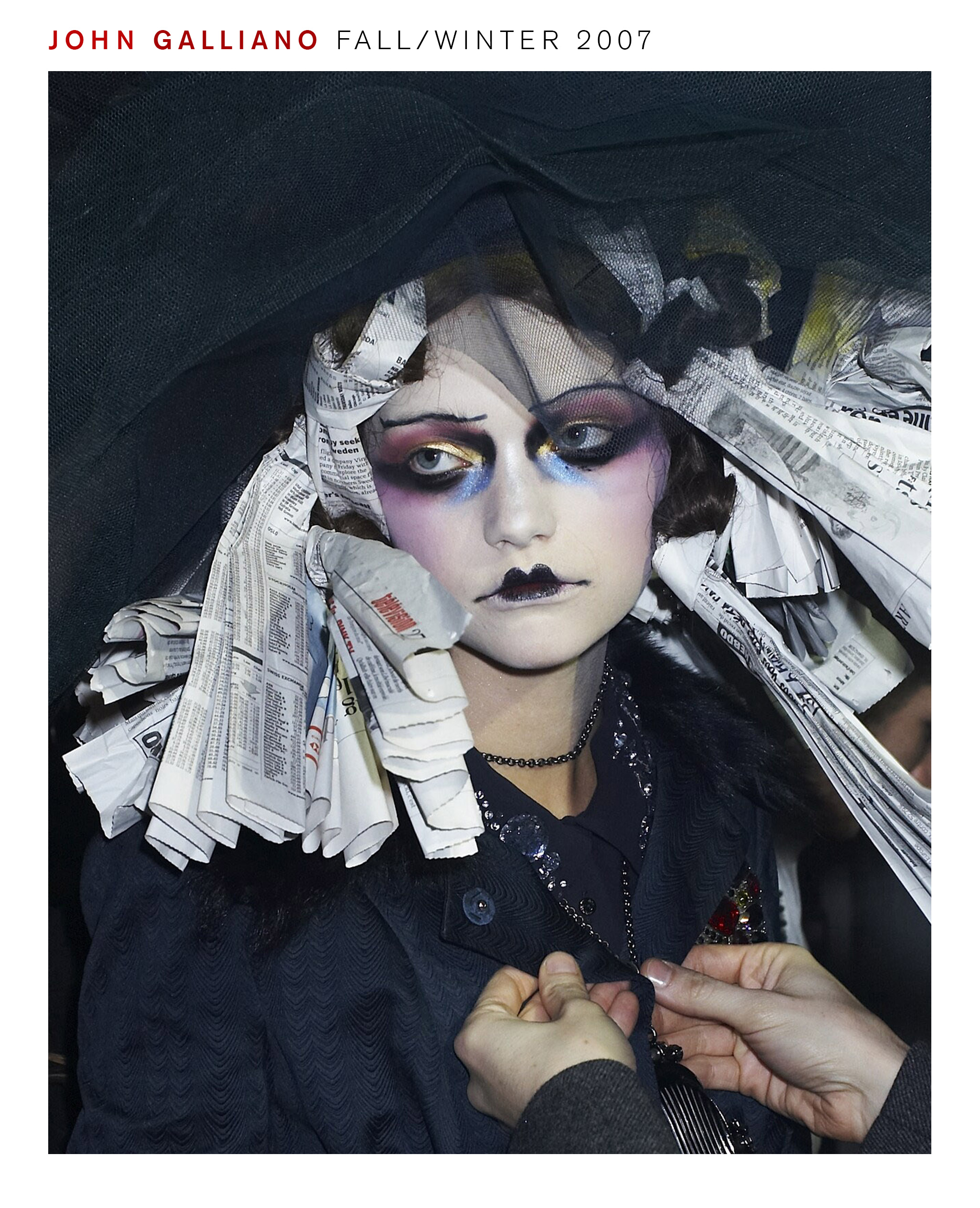 模特兒在 John Galliano 2007 秋冬秀場上使用 Pat McGrath 妝容。