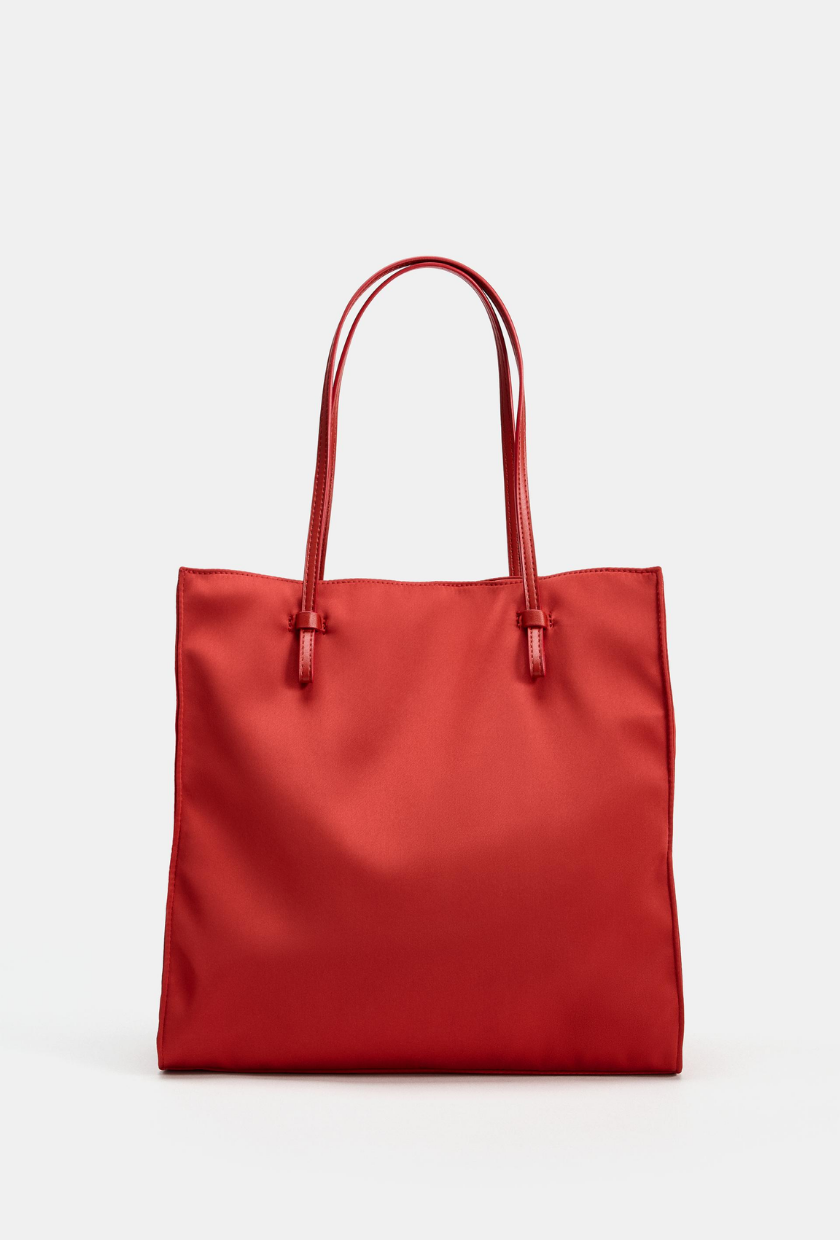 Zara 緞麵包的圖片。