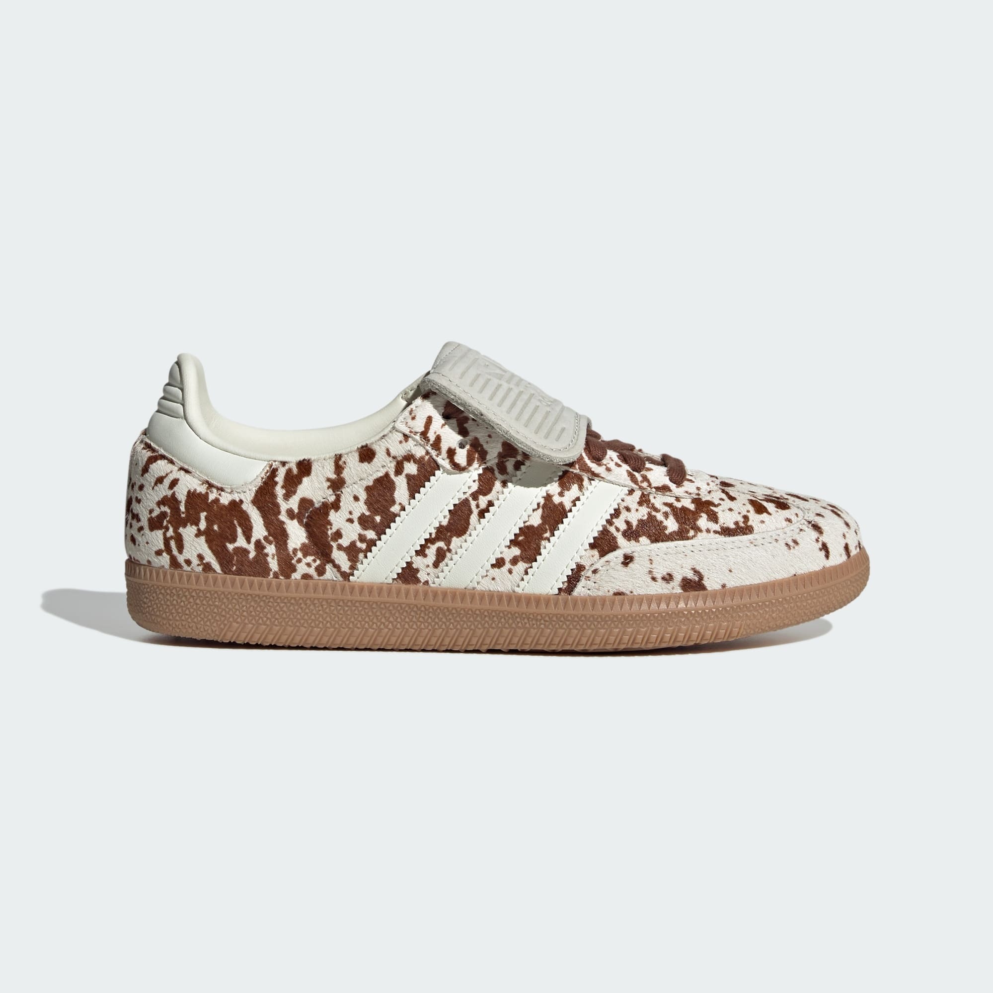 Zapatilla adidas Samba de piel con una exclusiva lengüeta inspirada en las botas de fútbol.