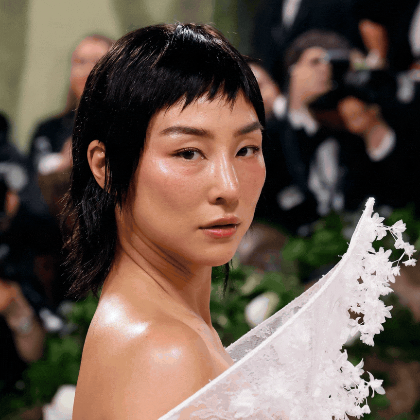 蕾哈娜 (Rihanna)、葛莉塔李 (Greta Lee) 和達科塔強森 (Dakota Johnson) 不同髮型的照片拼貼 